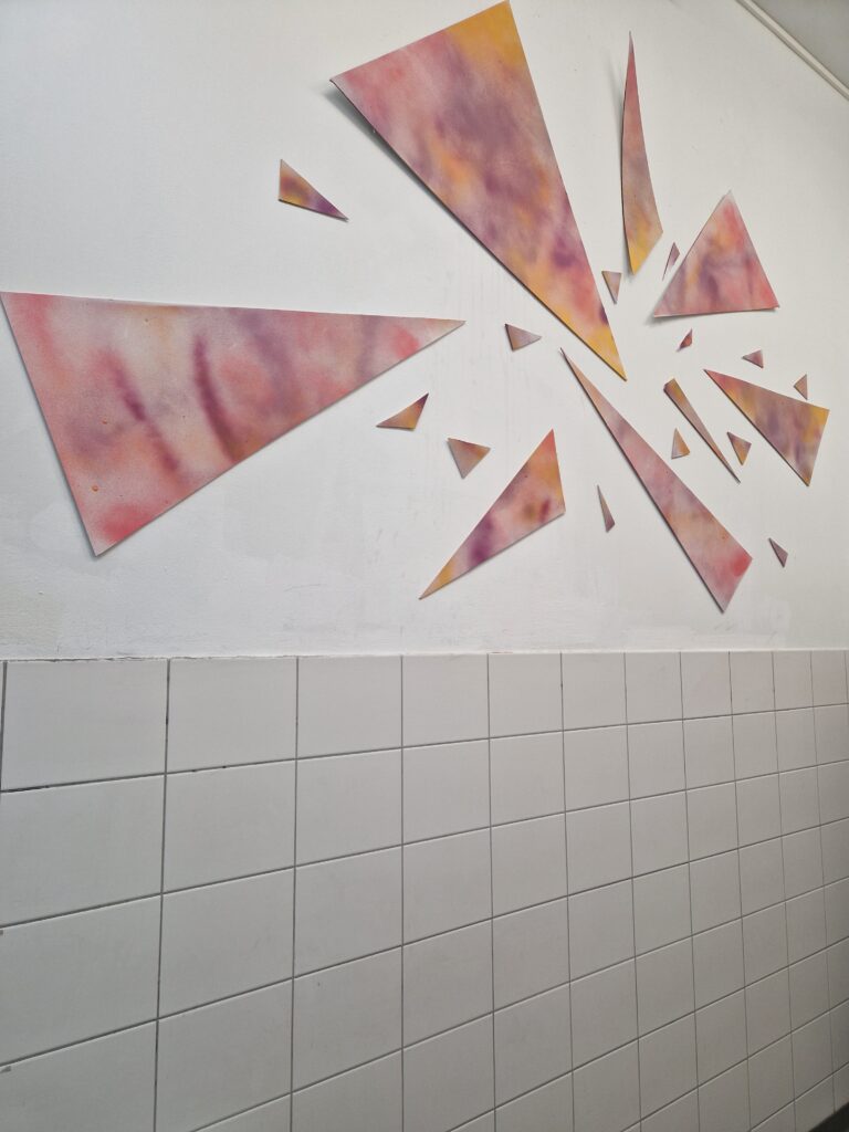 Ideenreich, tatkräftig und voller Motivation gestaltete eine Projektgruppe unsere sieben Toiletten im Hauptgebäude.