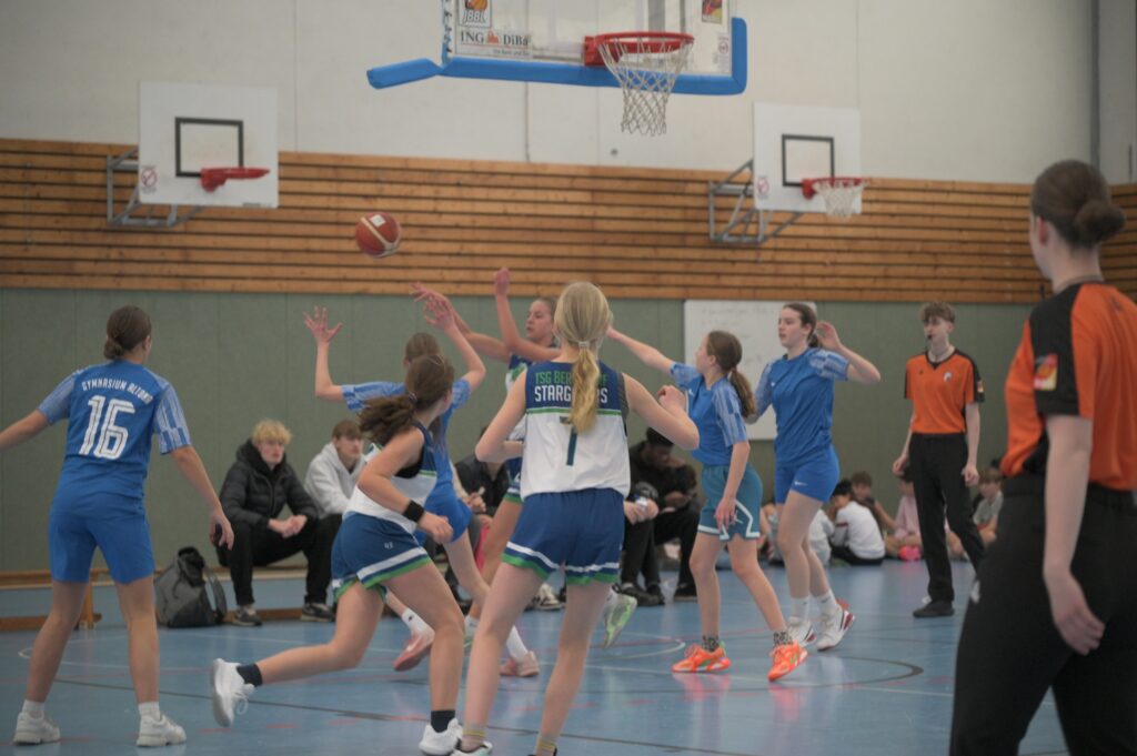 Mit gleich vier Teams zeigte das Schulteam Basketball bei „Jugend trainiert für Olympia“ starke Präsenz.