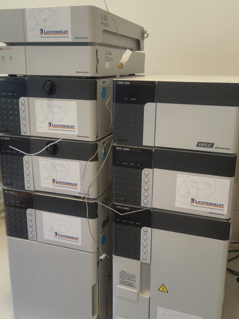 Dank der HPLC‑Spende der Firma Lichtenheldt erweitern sich Praxis und Unterricht unserer CTA‑Ausbildung.