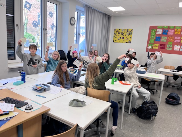 Die Klasse 5B tauscht im Rahmen eines Briefprojekts regelmäßig Briefe mit einer Partnerschule in Mainz aus.