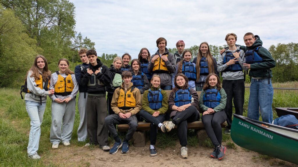 Der Canadier-Sportkurs hat sich auf eine spannende 2tägige Exkursion begeben: Paddeln, Teamwork und Natur pur auf dem schönen Fluss Ilmenau.