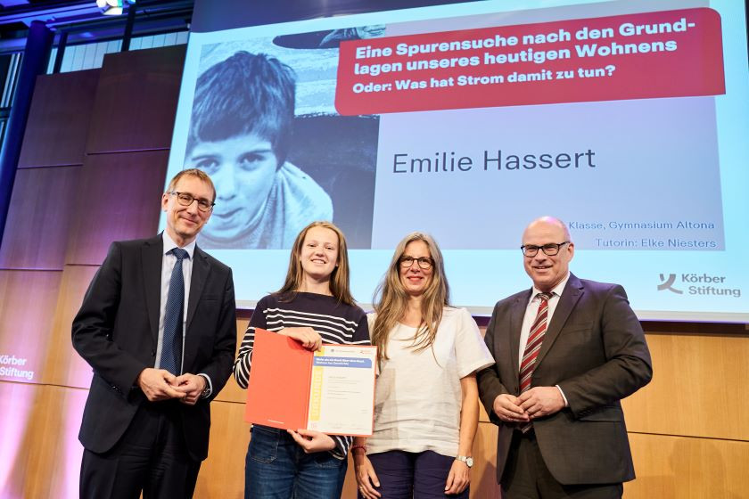 Kalina Pander gewinnt dritten Platz mit ihrem Plakat „Hamburg fällt ins Wasser“ bei den JugendPolitikTagen 2023 in Berlin.