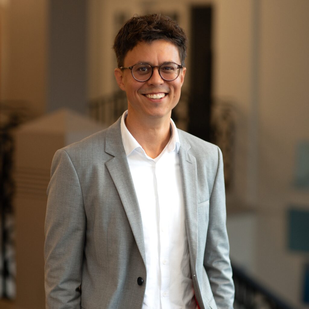 Ein neues Gesicht am GA: Herr Neumann stellt sich der Schulgemeinschaft vor.