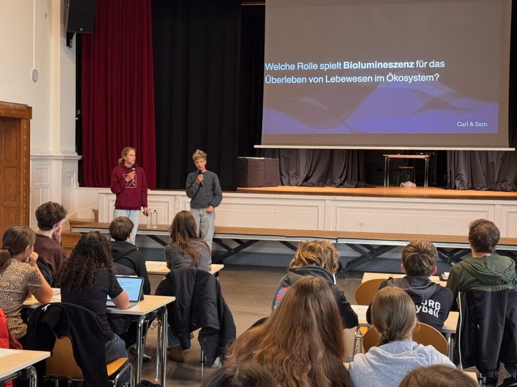 Carl und Sam (9b) qualifizieren sich beim Länderwettbewerb Jugend präsentiert für das Bundesfinale in Berlin.