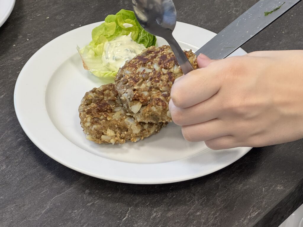 Am 27. Mai kochten Schüler:innen, Eltern und die Klima‑AG beim ersten vegetarischen Workshop mit anschließender Verkostung.