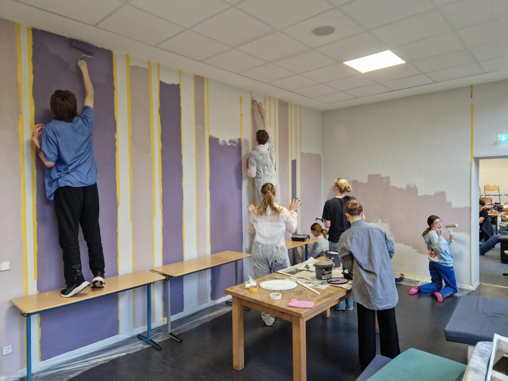 Das Kunstprofil (11WuV2) hat in der Projektwoche zwei Räume mit Farbe und frischen Ideen neu gestaltet.