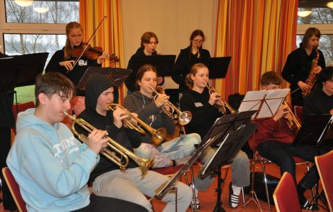 Das Bigband-Orchester und der Oberstufenchor haben sich auf den Weg zu einer gemütlichen Jugendherberge gemacht.